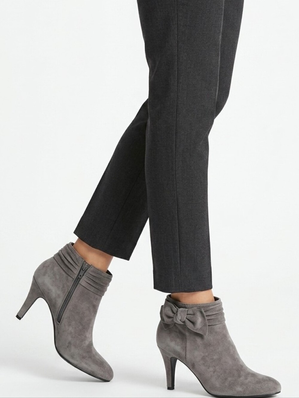 BANDOLINO Gray Suede Leather Ankle Booties with Bow Detail 7.5